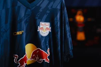 red_bull_bragantino_2024_red_bull_racing_20th_anniversary_shirt_1.jpg