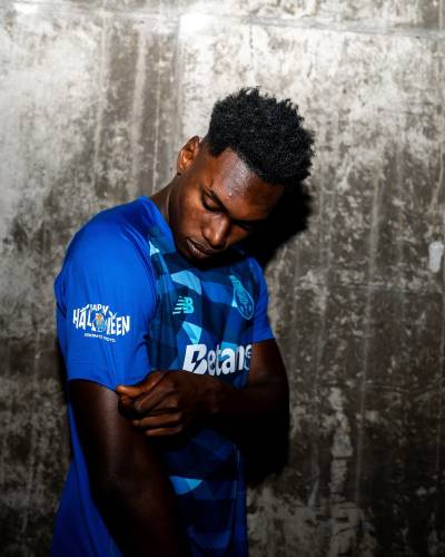 fc_porto_24_25_new_balance_invicta_pre_match_jersey_d.jpg