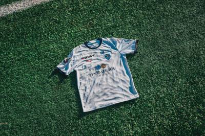 yokohama_fc_2025_puma_home_away_kits_d.jpg