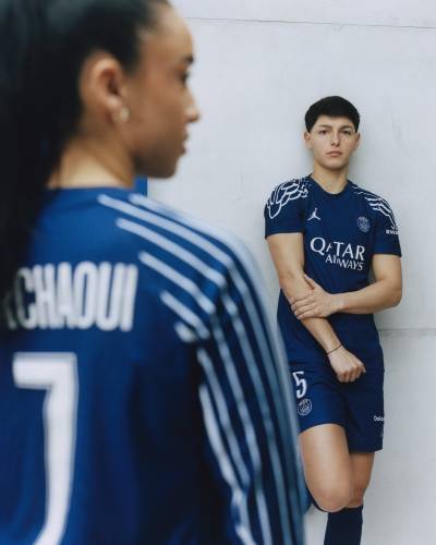paris_saint_germain_24_25_jordan_fourth_kit_c.jpeg