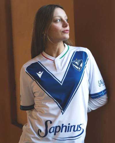 velez_sarsfield_2025_macron_home_away_kits_a.jpg