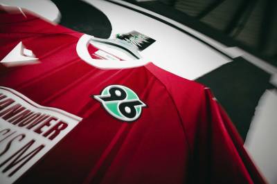 hannover_96_2025_macron_love_hannover_hate_racism_shirt_b1.jpg