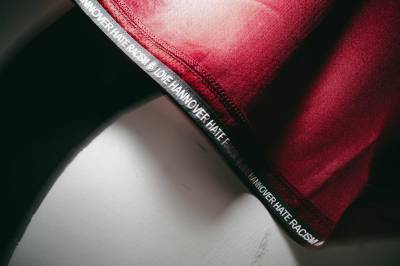 hannover_96_2025_macron_love_hannover_hate_racism_shirt_b3.jpg