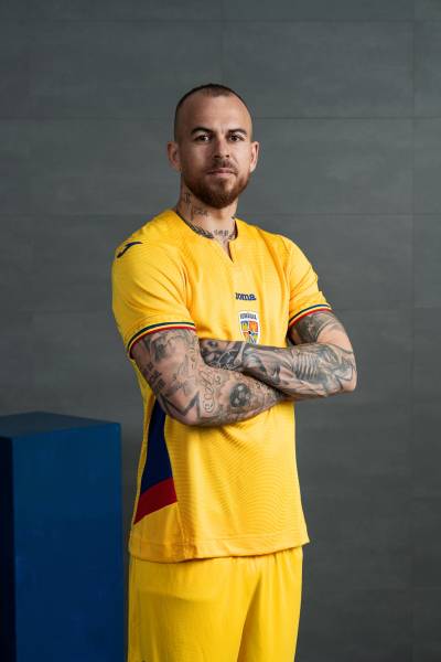 romania_2025_26_joma_home_away_third_kits_c.jpg