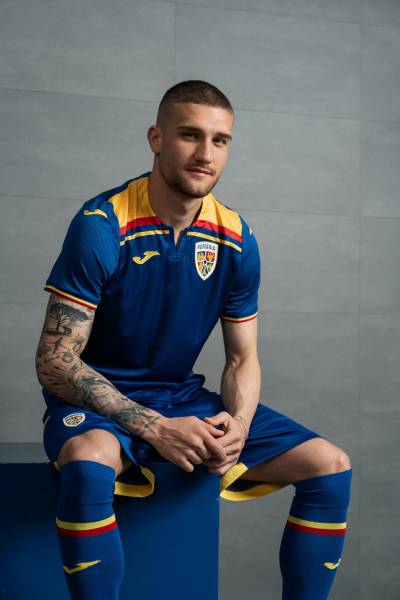 romania_2025_26_joma_home_away_third_kits_e.jpg