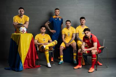 romania_2025_26_joma_home_away_third_kits_f.jpg