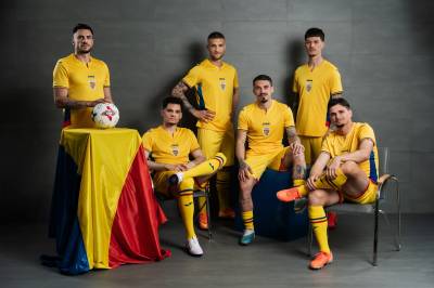romania_2025_26_joma_home_away_third_kits_g.jpg