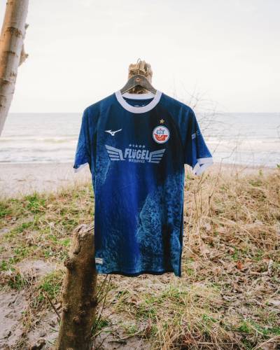 hansa_rostock_2025_mizuno_our_baltic_sea_shirt_a.jpg