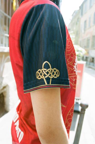 cagliari_2025_eye_sport_heritage_jersey_e.jpg