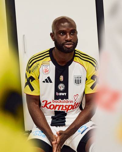 lask_25_26_adidas_home_kit_b.jpg