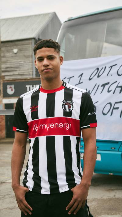 grimsby_town_25_26_umbro_home_kit_a.jpg