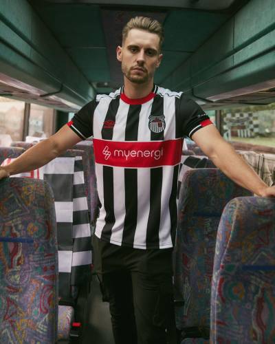 grimsby_town_25_26_umbro_home_kit_b.jpg