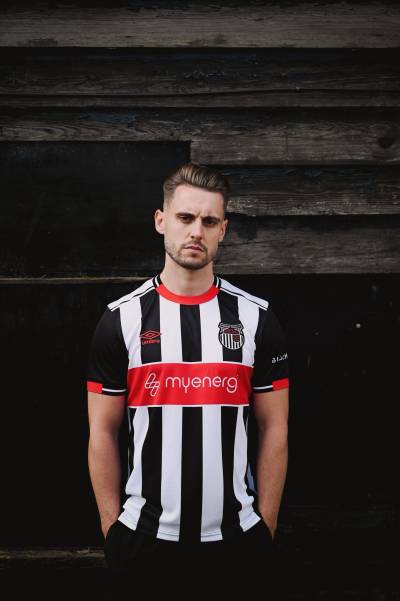 grimsby_town_25_26_umbro_home_kit_c.jpg