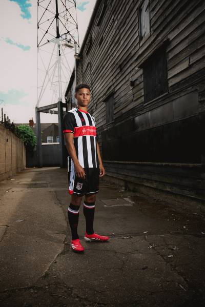 grimsby_town_25_26_umbro_home_kit_d.jpg