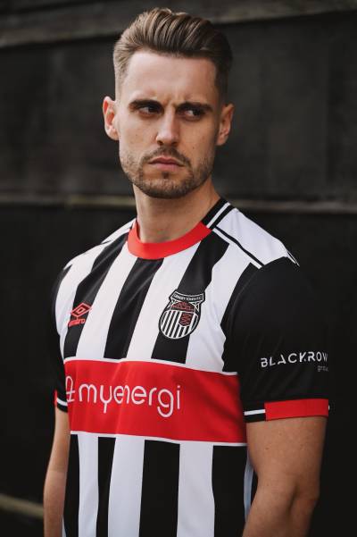 grimsby_town_25_26_umbro_home_kit_f.jpg