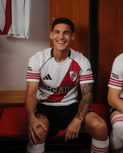 river_plate_25_26_adidas_home_kit_b.jpg