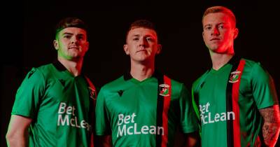 glentoran_25_26_macron_home_kit_c.jpg