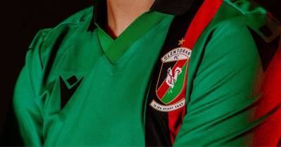 glentoran_25_26_macron_home_kit_d.jpg