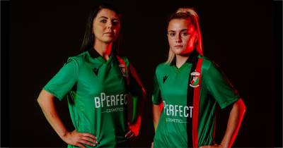 glentoran_25_26_macron_home_kit_f.jpg