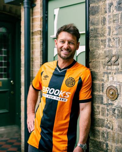 cambridge_united_25_26_umbro_home_kit_1.jpg