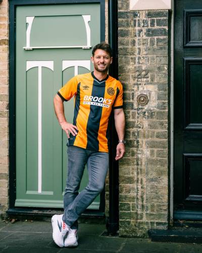 cambridge_united_25_26_umbro_home_kit_2.jpg