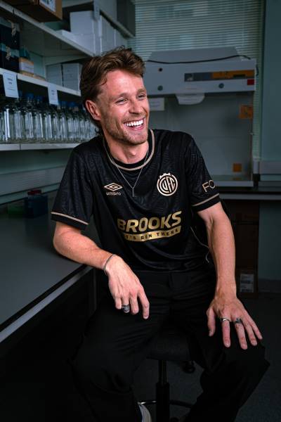 cambridge_united_25_26_umbro_third_kit_b.jpg