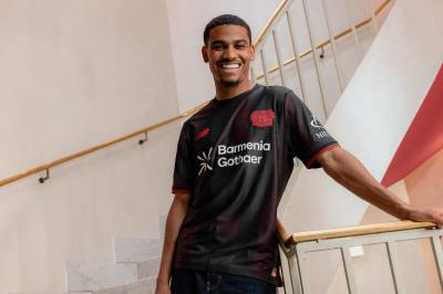 bayer_04_leverkusen_25_26_new_balance_home_kit_c.jpg