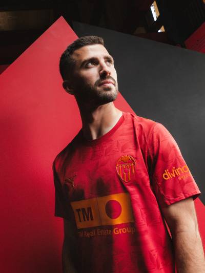 valencia_25_26_puma_away_kit_b.jpg