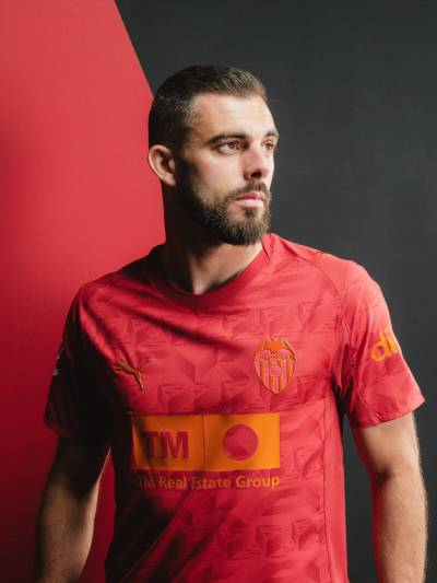 valencia_25_26_puma_away_kit_d.jpg