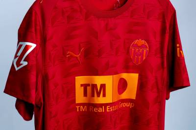 valencia_25_26_puma_away_kit_f.jpg