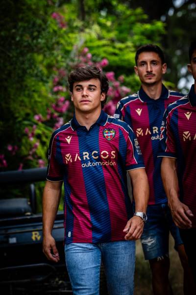 levante_ud_25_26_macron_home_kit_02.jpg
