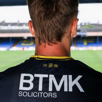 southend_united_25_26_macron_home_kit_e.jpg