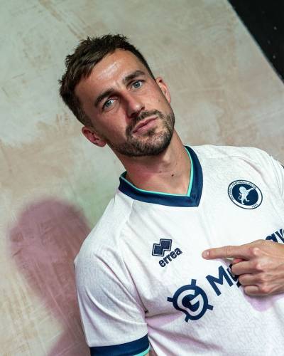 millwall_25_26_errea_away_kit_c4.jpg