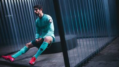 wolverhampton_wanderers_25_26_sudu_away_kit_e.jpg