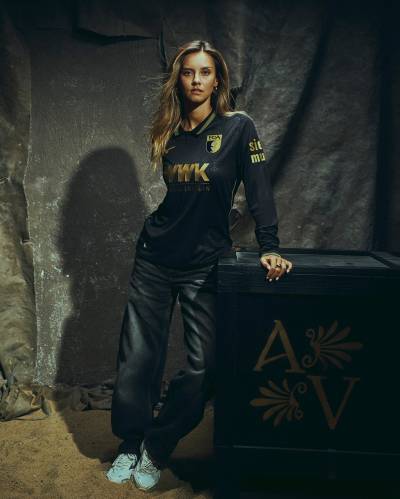 augbsurg_25_26_mizuno_third_kit_a.jpg