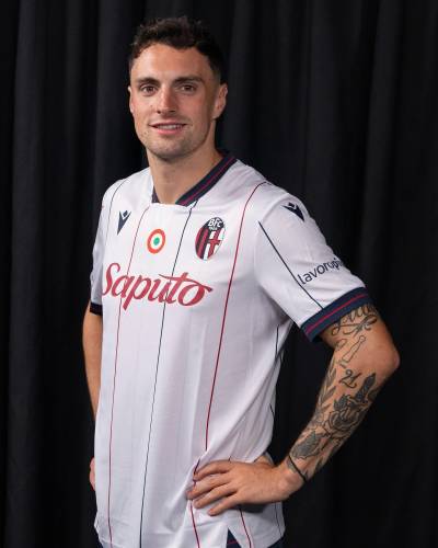 bologna_25_26_macron_away_kit_b.jpg