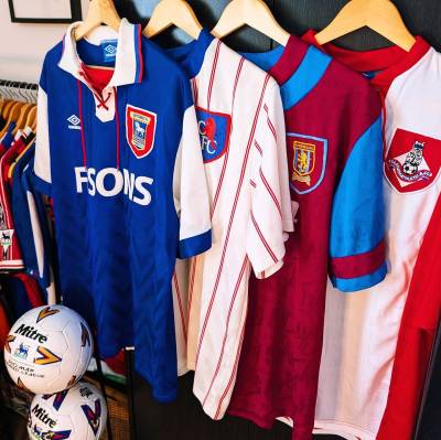 woody_collector_wednesday_fan_and_90s_football_enthusiast_e.jpg