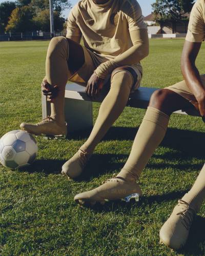 stone_island_x_new_balance_furon_v8_football_kit_f.jpg