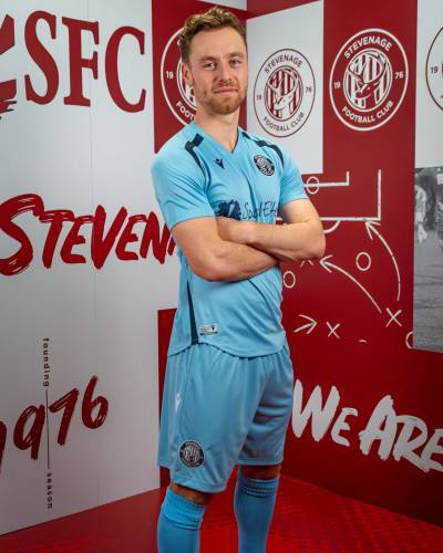 stevenage_25_26_macron_third_kit_04.jpg