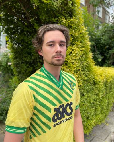 football_shirt_collector_zekey_b.jpg