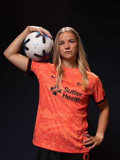 bay_fc_2026_nike_home_kit_b.jpg