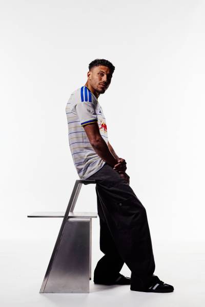 leeds_united_26_27_adidas_home_kit_e.jpeg