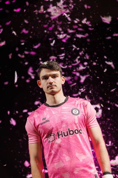 bristol_city_2023_2024_oneills_goalkeeper_kits_f.jpeg