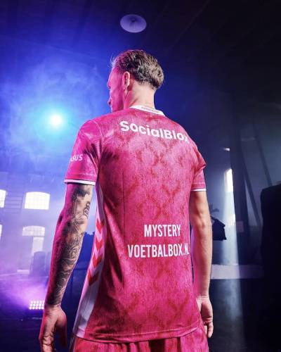 emmen_2023_hummel_pink_shirt_d.jpeg