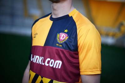 dynamo_dresden_2023_umbro_70th_anniversary_shirt_c.jpeg