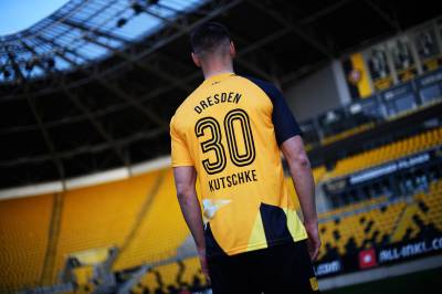 dynamo_dresden_2023_umbro_70th_anniversary_shirt_e.jpeg