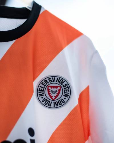 holstein_kiel_2022-23_puma_special_edition_shirt_d.jpg