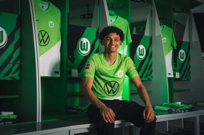 wolfsburg_2023_24_nike_home_kit_a.jpeg
