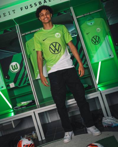 wolfsburg_2023_24_nike_home_kit_b.jpeg