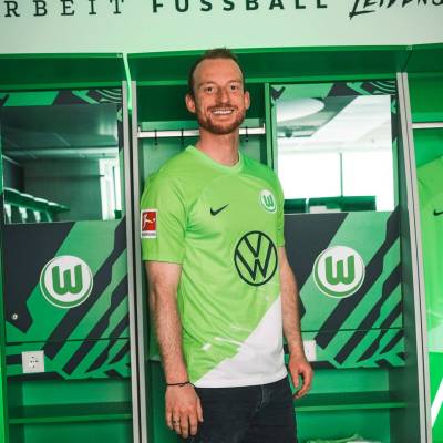 wolfsburg_2023_24_nike_home_kit_d.jpg